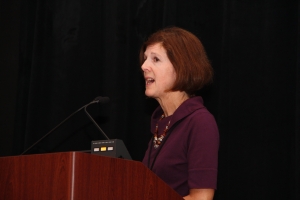 لین ریموند در مورد اینکه چگونه فعالیت الکتریکی بیش از حد ممکن است برای نورونها مضر باشد بحث کرد