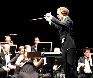 HD میتواند باعث شود که استریاتوم مانند یک ارکستر بدون رهبر شود. تحریک عمیق مغزی با استفاده از پالسهای الکتریکی به دنبال آرام کردن فعالیت آشفته استریاتوم است.